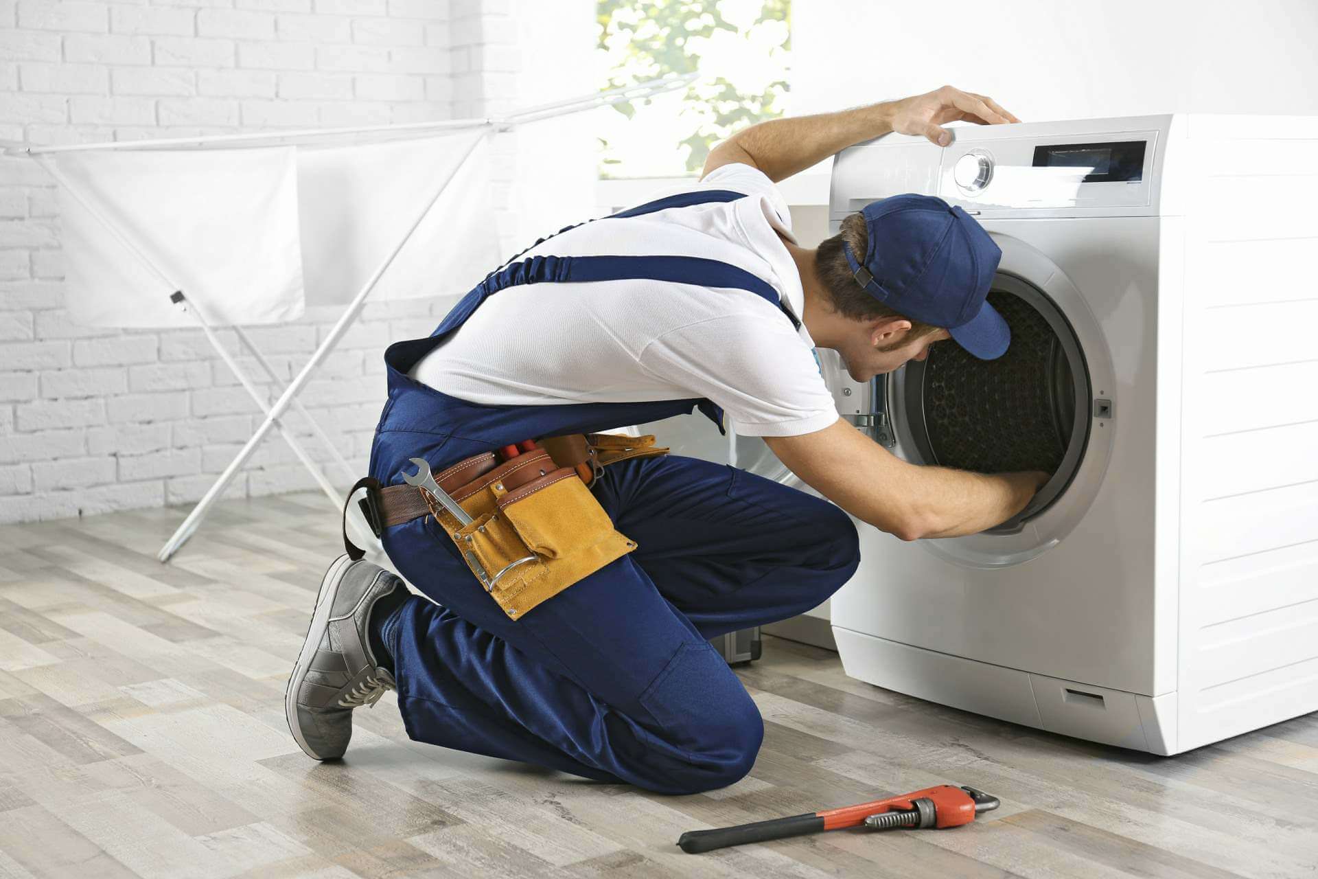 Técnico del servicio técnico Bosch reparando electrodomésticos en Valencia